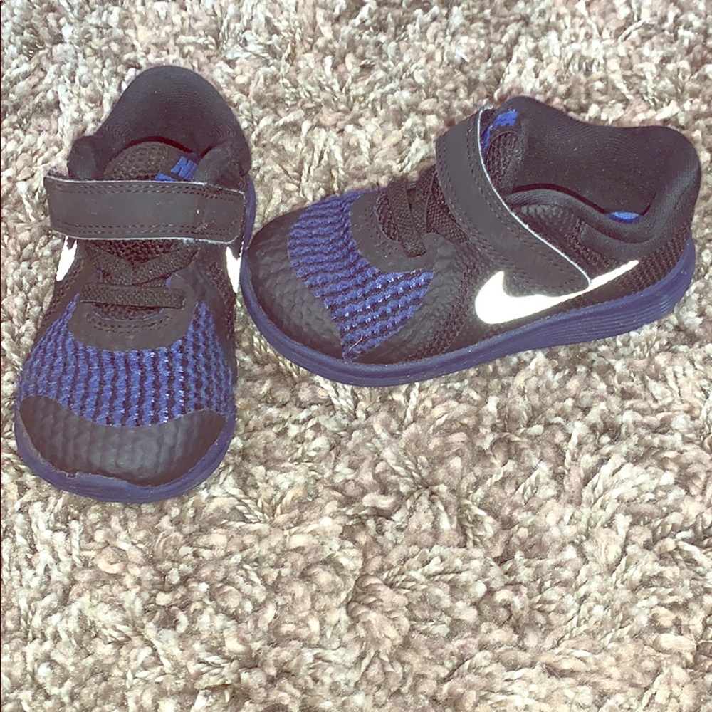 Toddlers Nike’s strap on.